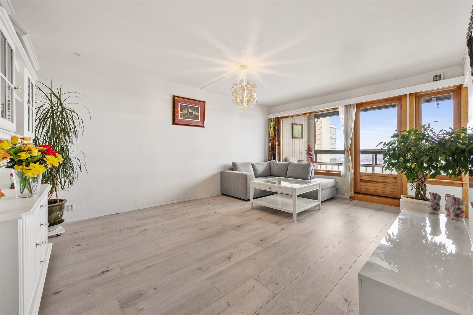 Fra stuen er det direkte utgang til den sydvendte, innglassede balkongen. Galleribilde