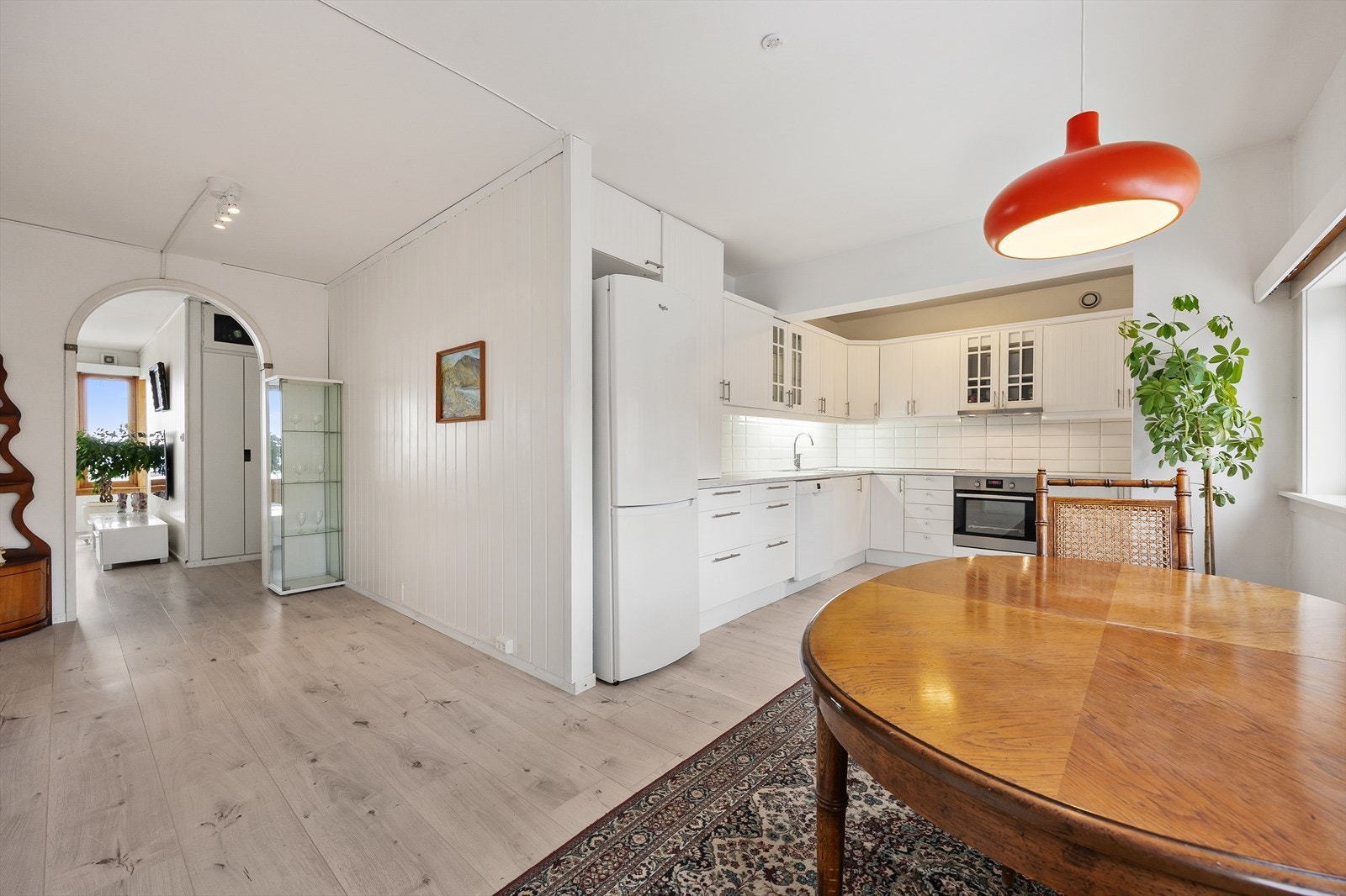 Den åpne løsningen mellom stue og kjøkken skaper en luftig og sosial atmosfære. Galleribilde