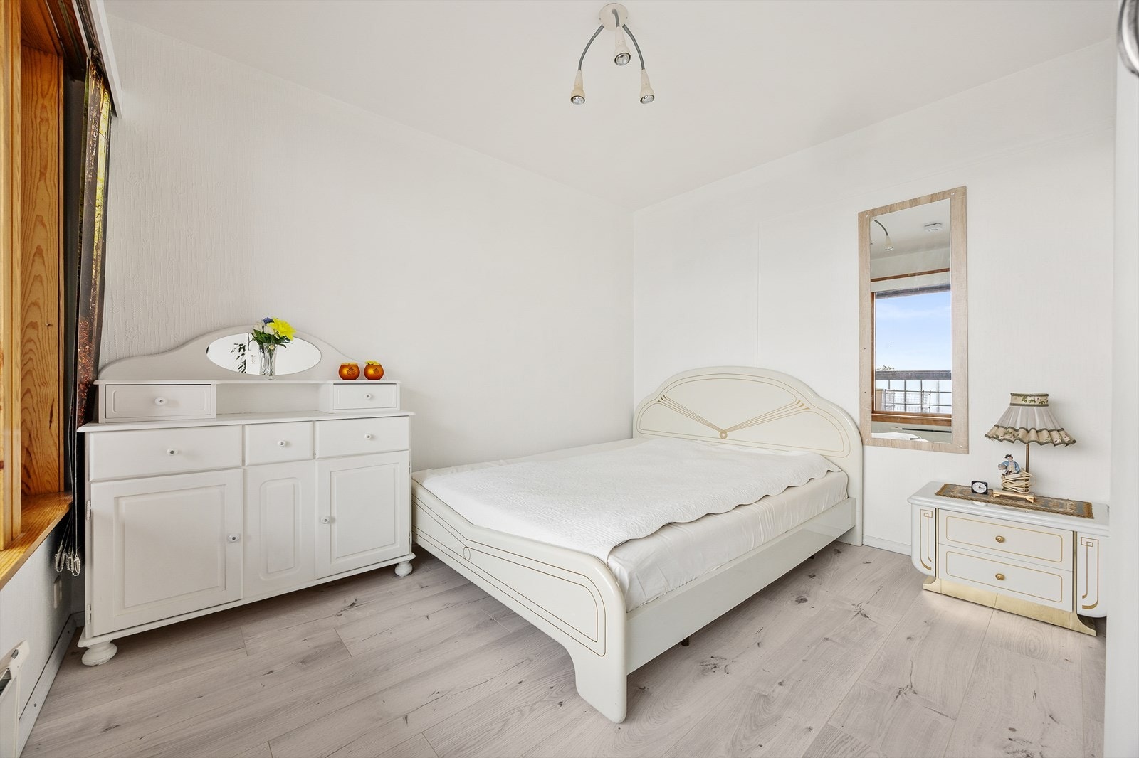 Det andre soverommet har god plass til seng og oppbevaringsmøbler. Galleribilde