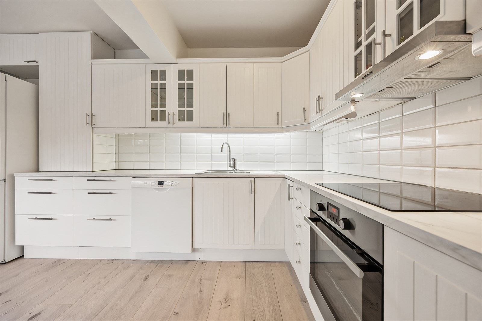 Her er det integrert stekeovn, induksjonstopp og oppvaskmaskin, samt ventilator med kullfilter. Galleribilde