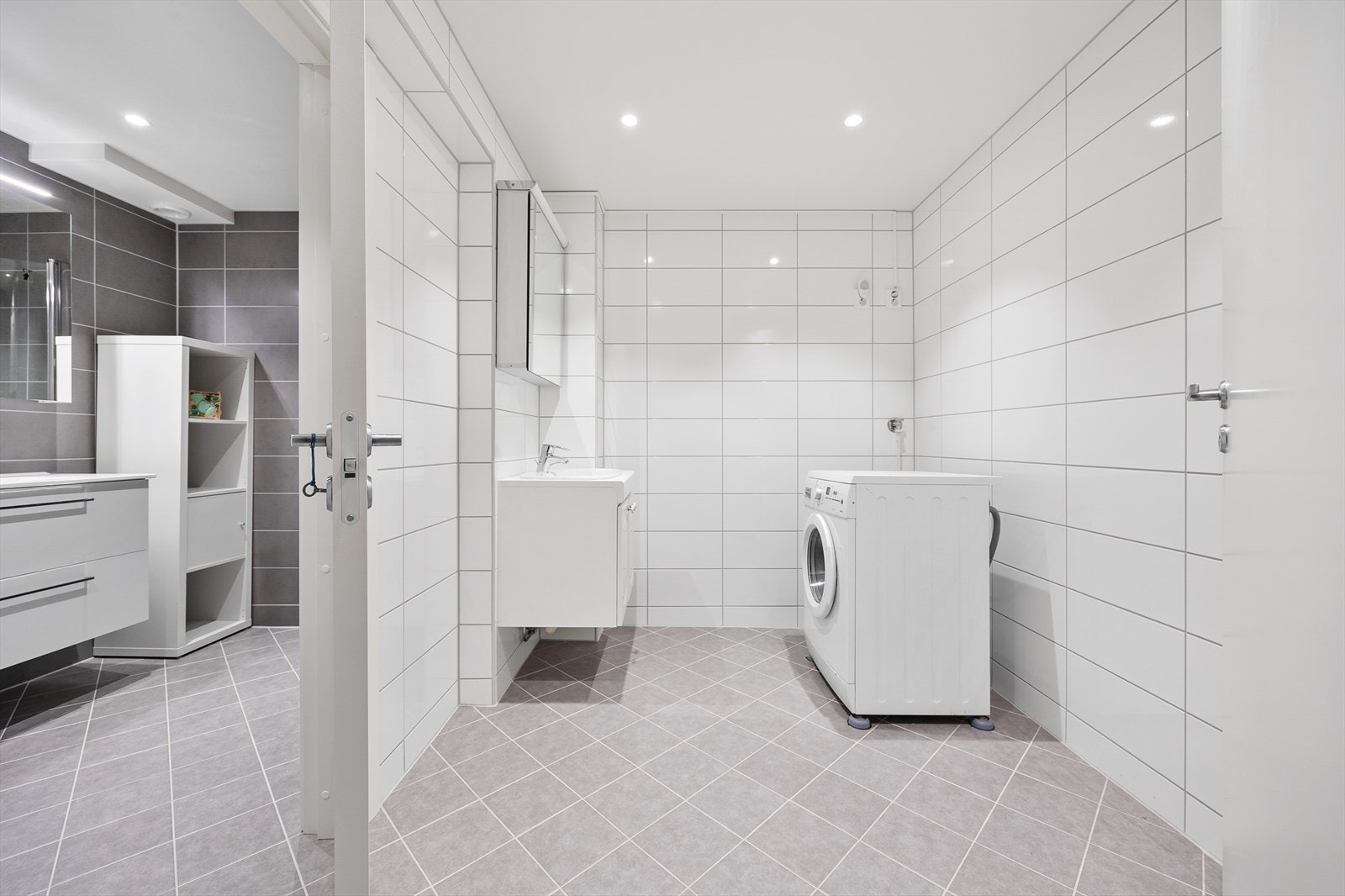 Leiligheten har et separat, totalrenovert vaskerom fra 2025, også med 5 års garanti. Galleribilde