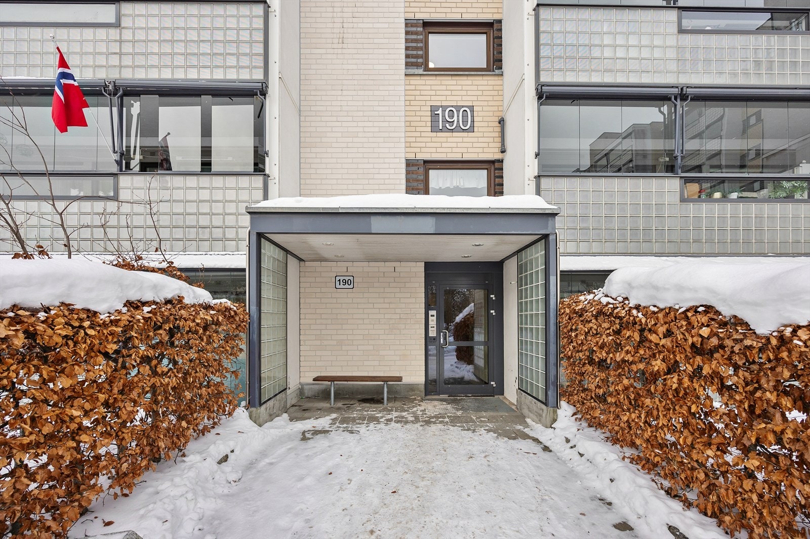 Bygget har heis, og fellesarealene er pent opparbeidet med grøntarealer og internveier. Galleribilde