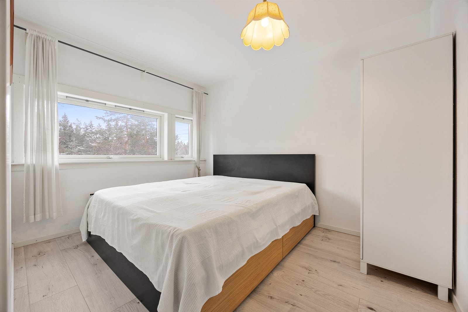 Leiligheten har to gode soverom. Her er hovedsoverommet. Galleribilde