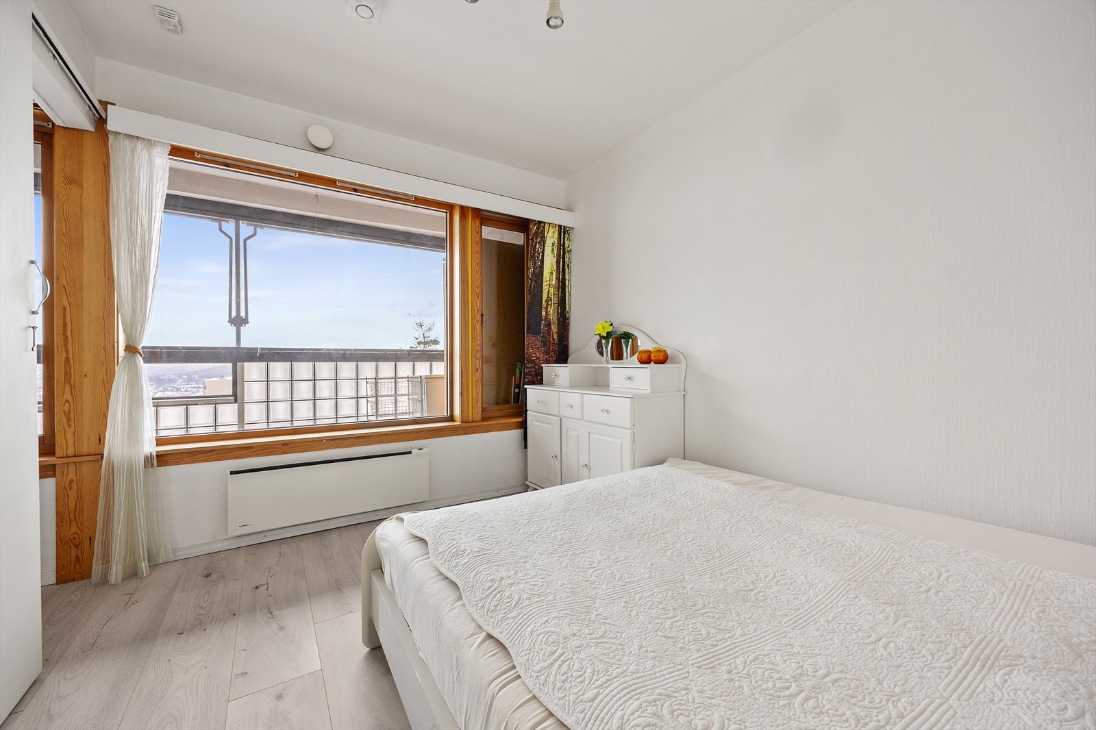 Vinduet gir en fin utsikt mot skog og mark. Galleribilde