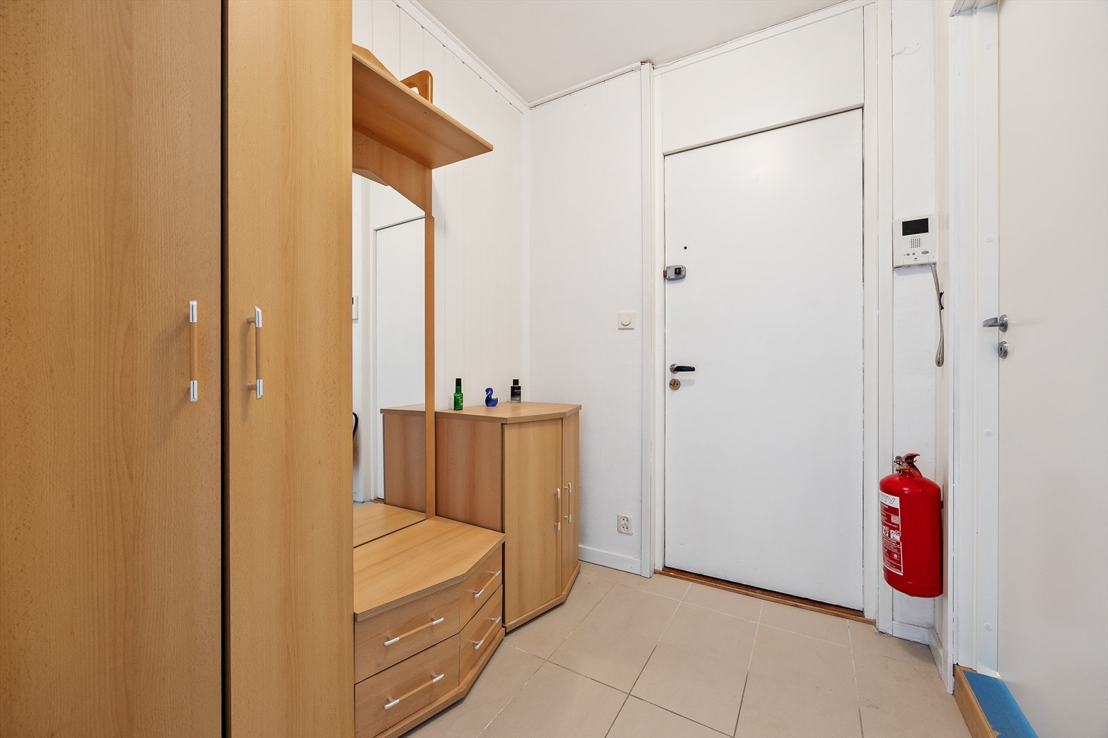 Velkommen inn i en lys entré med laminatgulv og malte flater fra 2021. Galleribilde