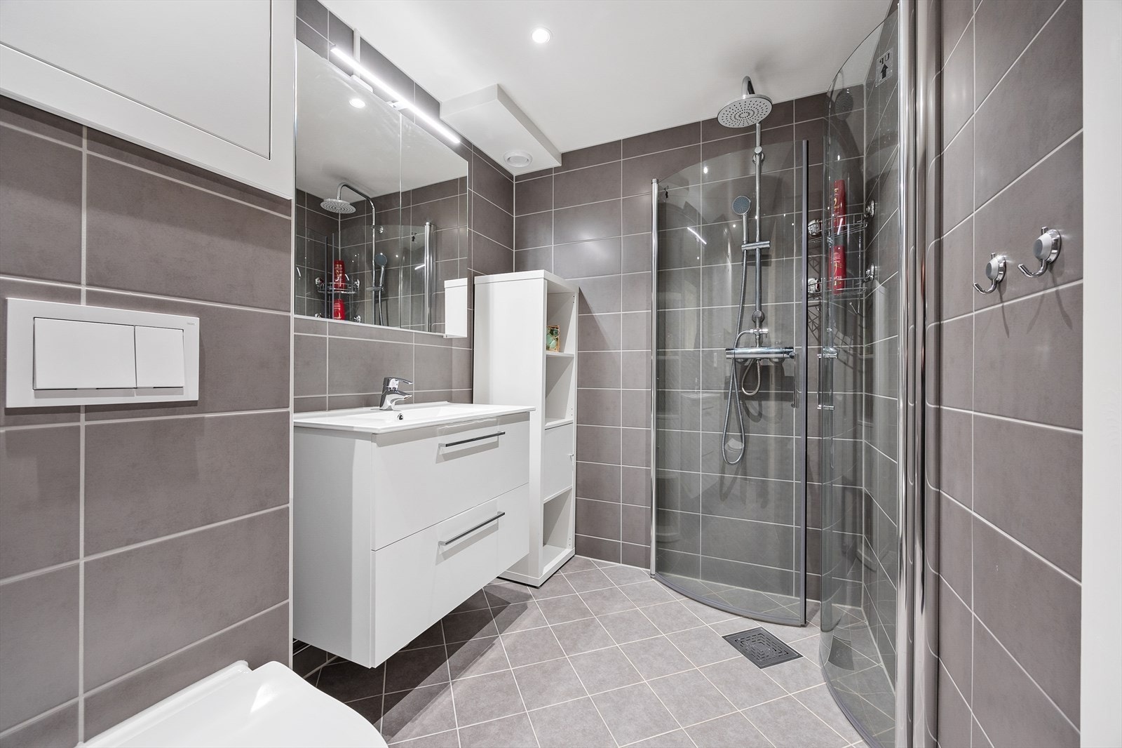 Badet er eksklusivt og totalrenovert i 2025, med 5 års garanti fra overtakelse. Galleribilde