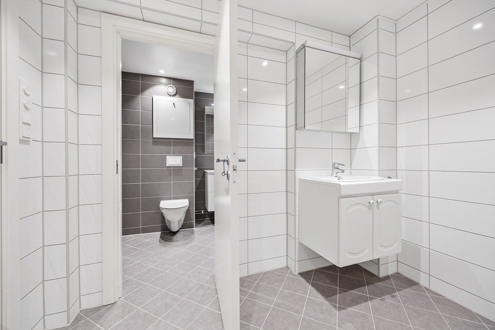 Både bad og vaskerom har elektriske varmekabler i gulvet for økt komfort. Galleribilde