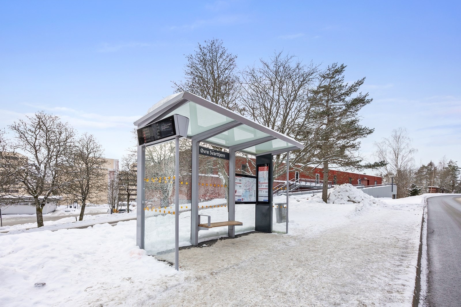 Nærmeste busstopp, Øvre Svarttjern, ligger kun 100 meter unna. Galleribilde