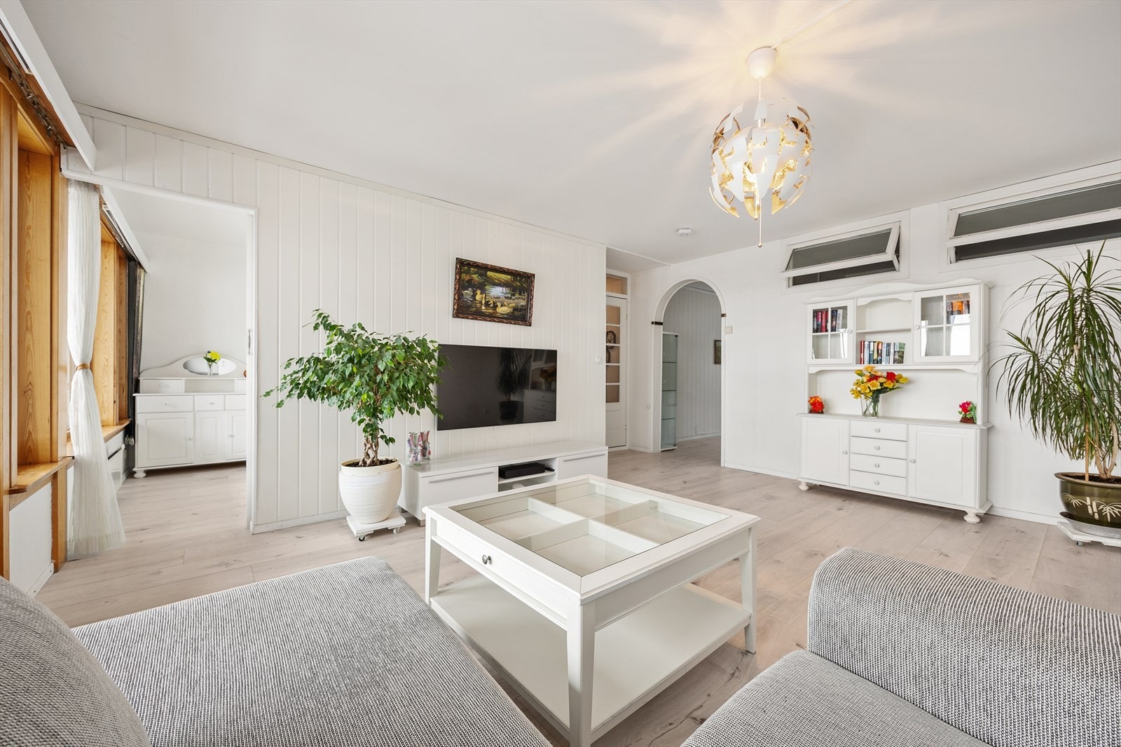 Stuen er romslig med en takhøyde på ca. 2,46 meter, og ble totalrenovert i 2025. Galleribilde