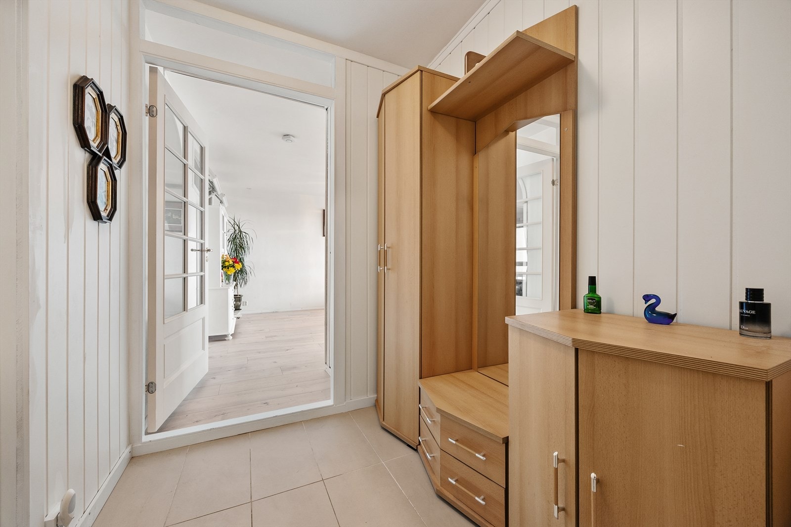 Fra entreen ledes du videre inn i leilighetens sosiale sone med åpen stue- og kjøkkenløsning. Galleribilde