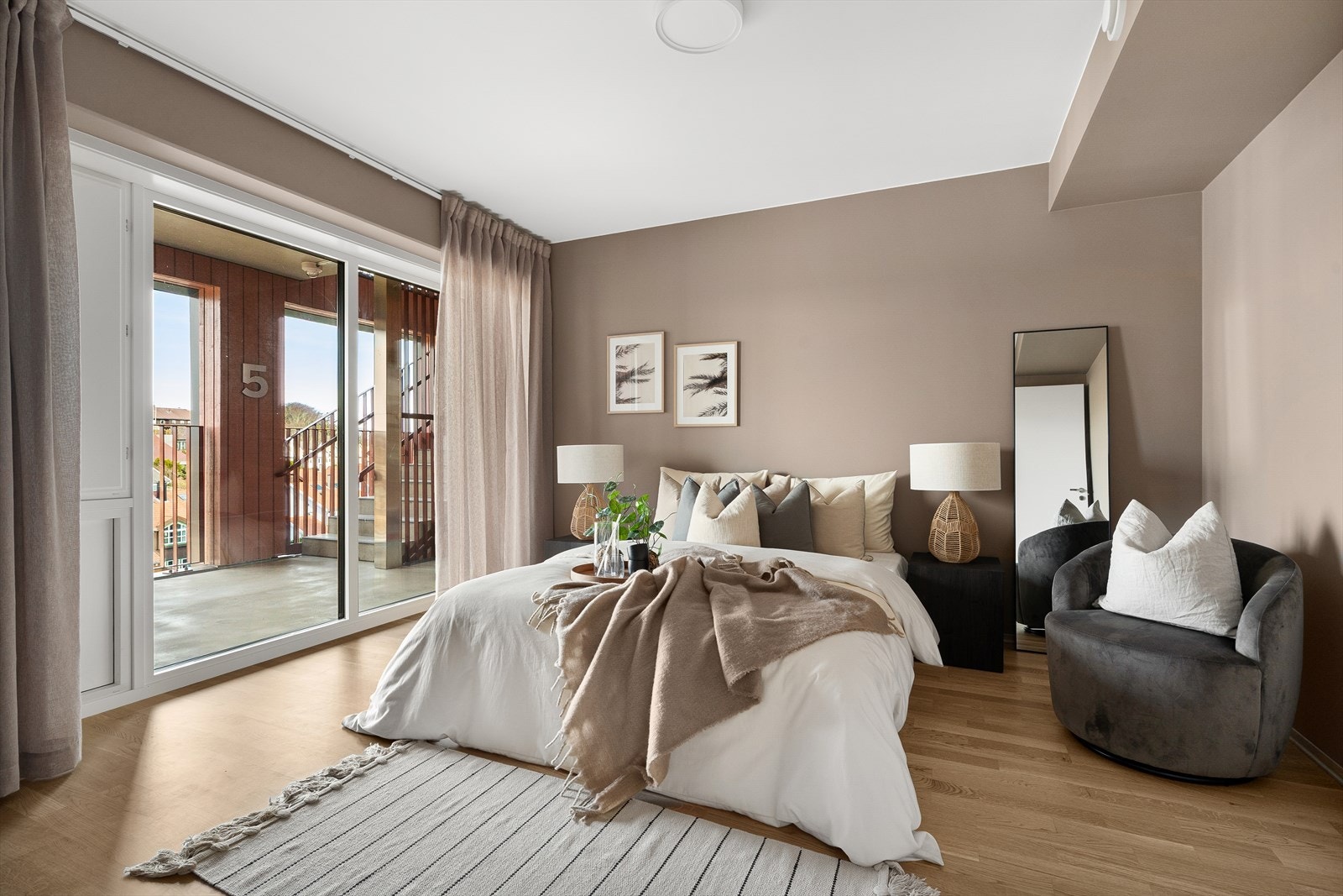 Soverommet har en rolig og innbydende atmosfære, med plass til både dobbelseng, nattbord og garderobeløsning. Galleribilde