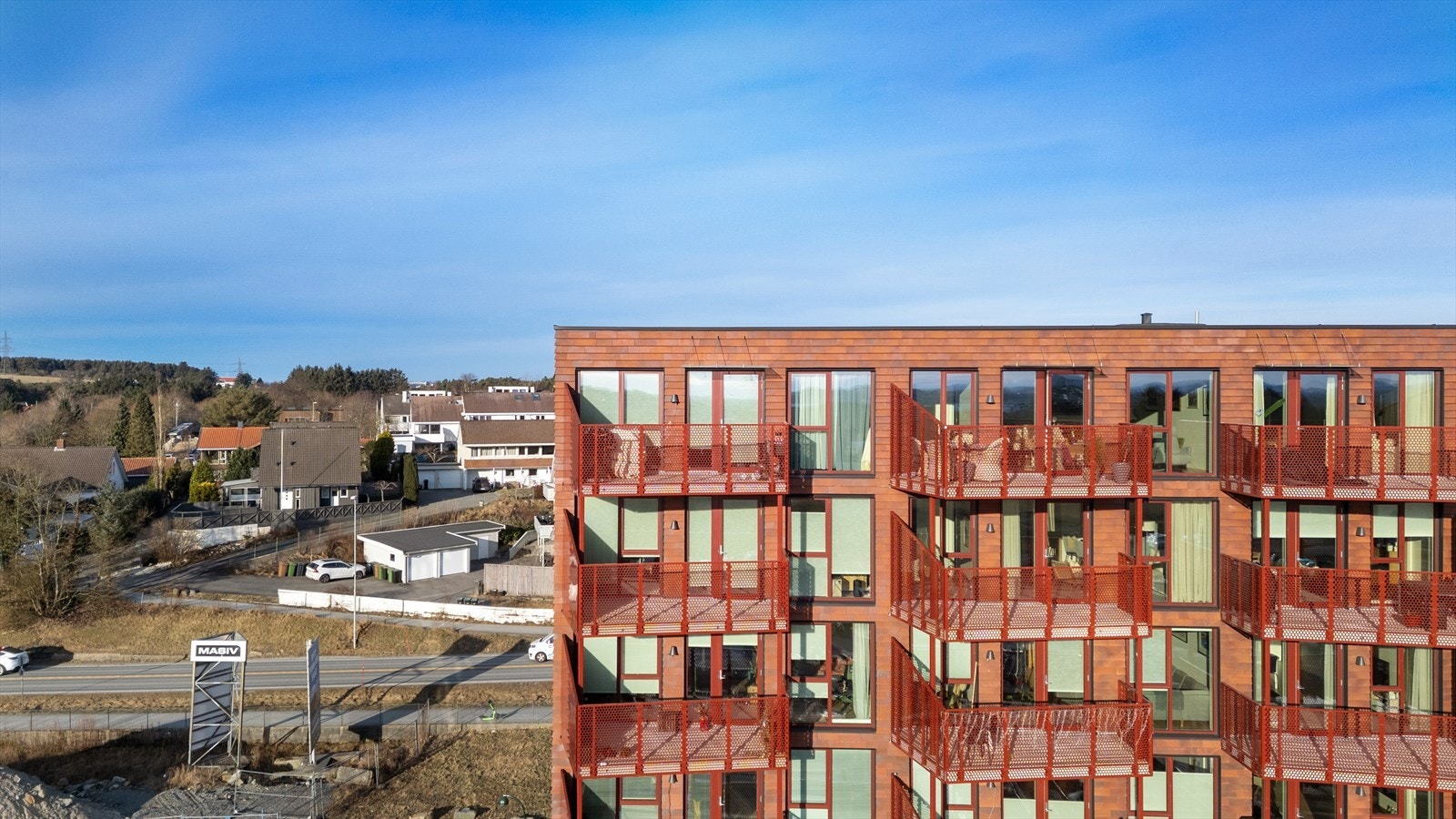 Solrik balkong i 5. etasje med åpen beliggenhet og hyggelig utsyn mot nærområdet. Galleribilde