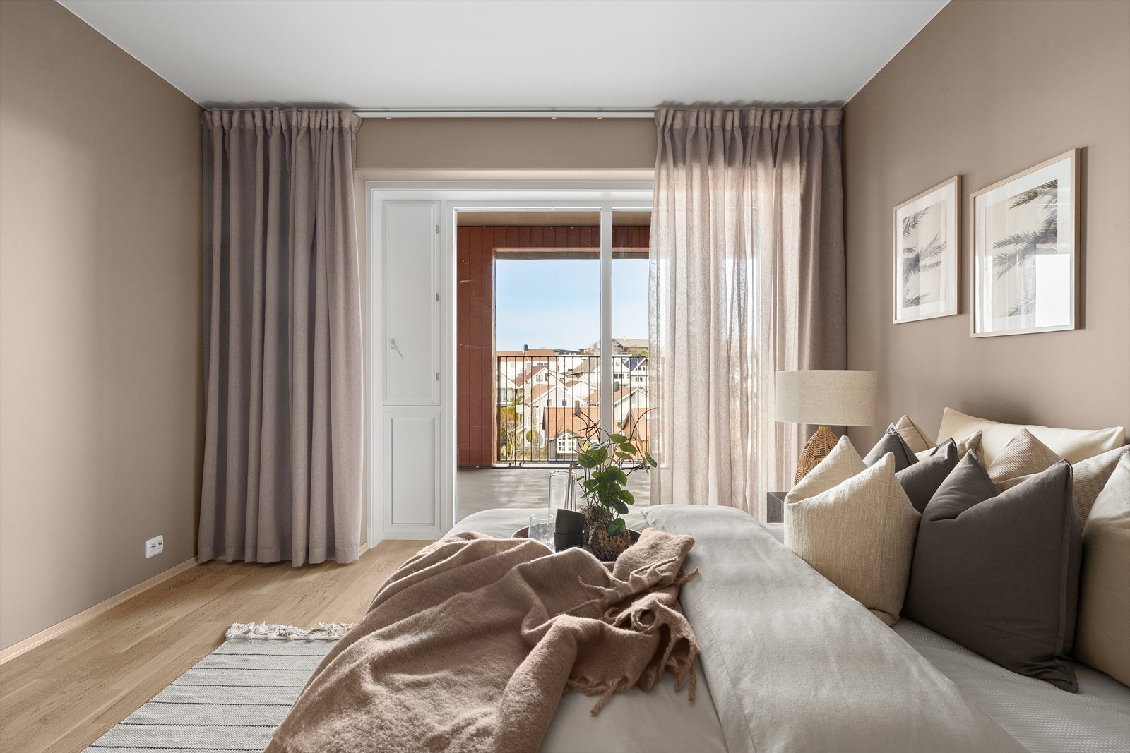 Store vindusflater som gir rikelig med dagslys og en luftig romfølelse. Galleribilde