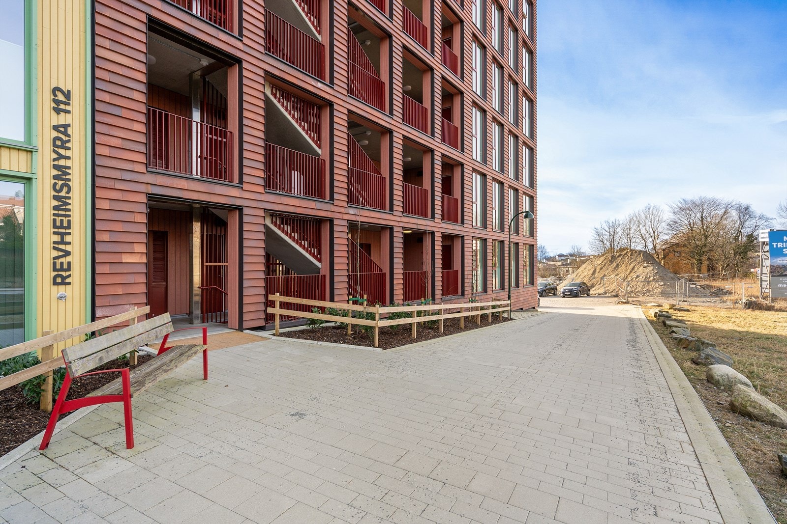 Innbydende adkomst med brede gangsoner og god avstand mellom byggene, som gir et luftig og oversiktlig utemiljø. Galleribilde