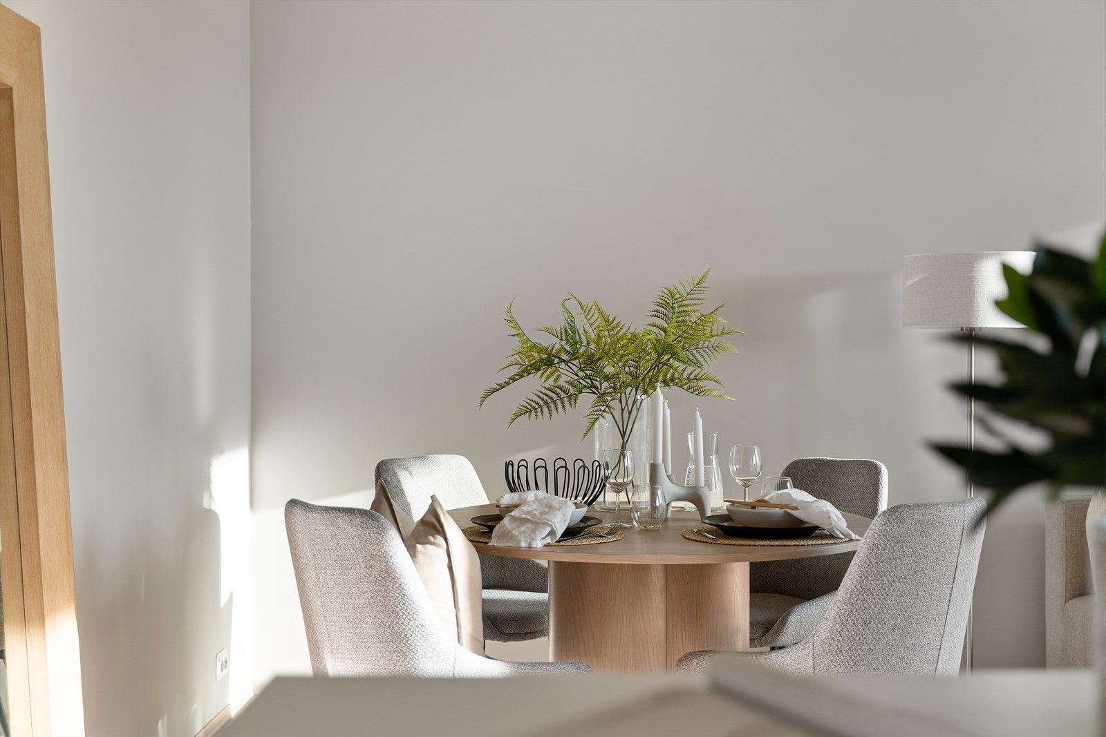 Trivelig spiseplass med god plass til middager og sosiale sammenkomster i tilknytning til kjøkkenet. Galleribilde