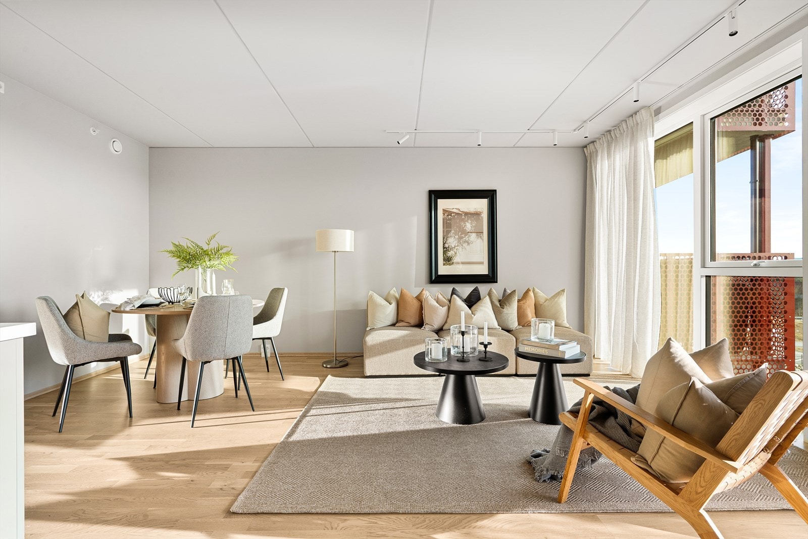 Stuen fremstår innbydende og velproporsjonert med god møbleringsfrihet. Galleribilde