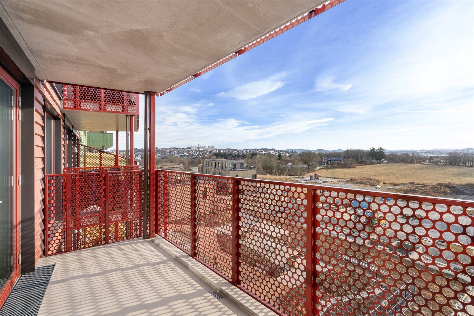 Romslig balkong med overbygg og god plass til utemøbler. Galleribilde