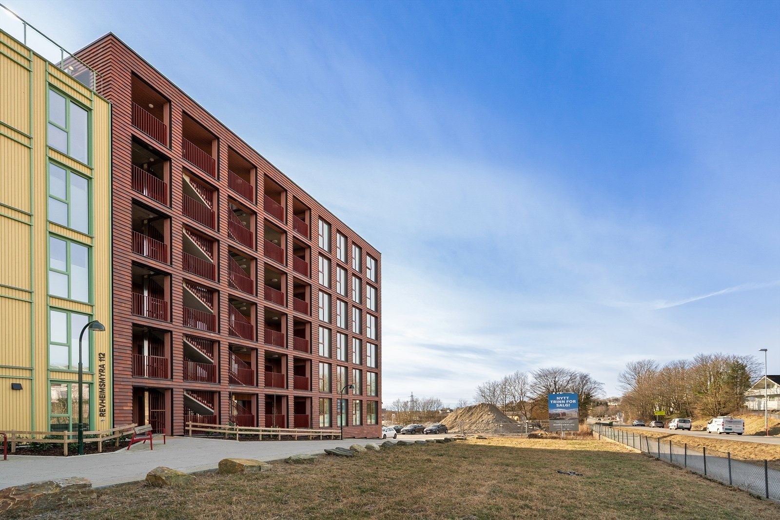 Moderne og arkitektonisk tiltalende bygg med gjennomført materialvalg og et ryddig, pent opparbeidet uteområde rundt eiendommen. Galleribilde