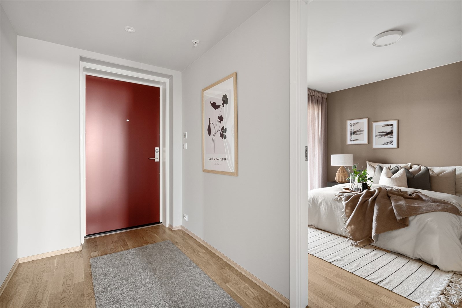 Praktisk og romslig entré med god plass til og henge fra seg yttertøy. Galleribilde