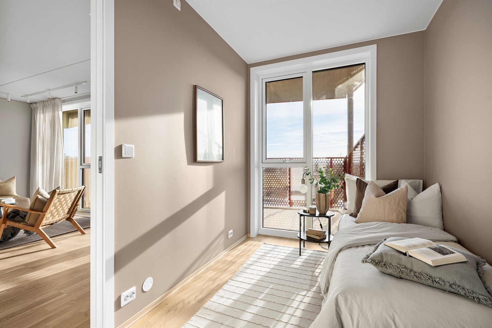 Soverom med lun atmosfære og god plass til seng og tilhørende møblement, et rom som egner seg godt som gjeste eller barnerom. Galleribilde