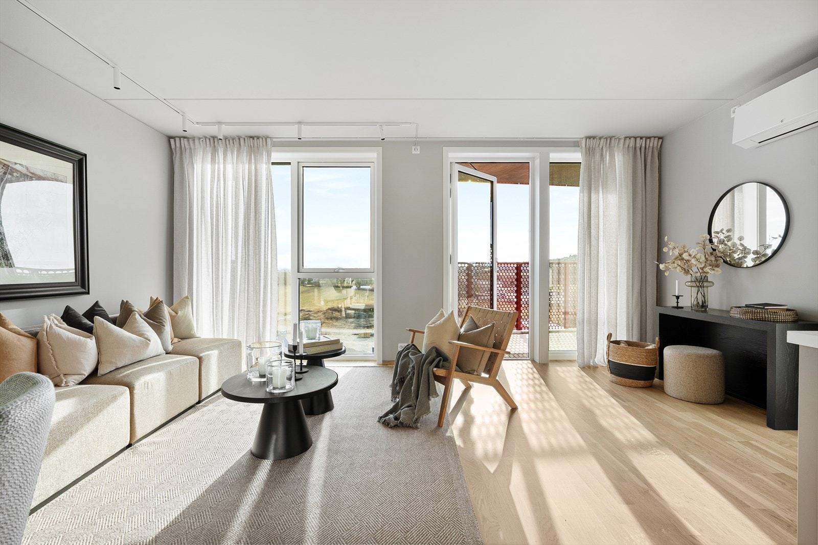 Lys og romslig stue med store vindusflater som gir rikelig med naturlig lys. Galleribilde