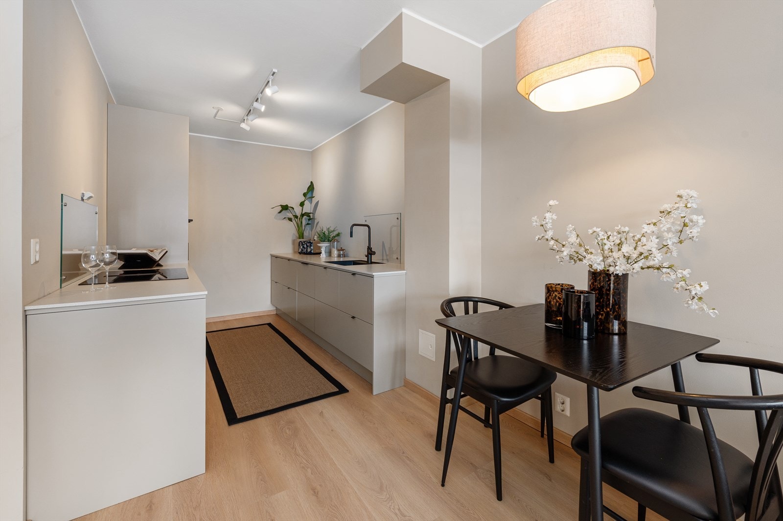 Kjøkken med plass til spisebord i forkant Galleribilde