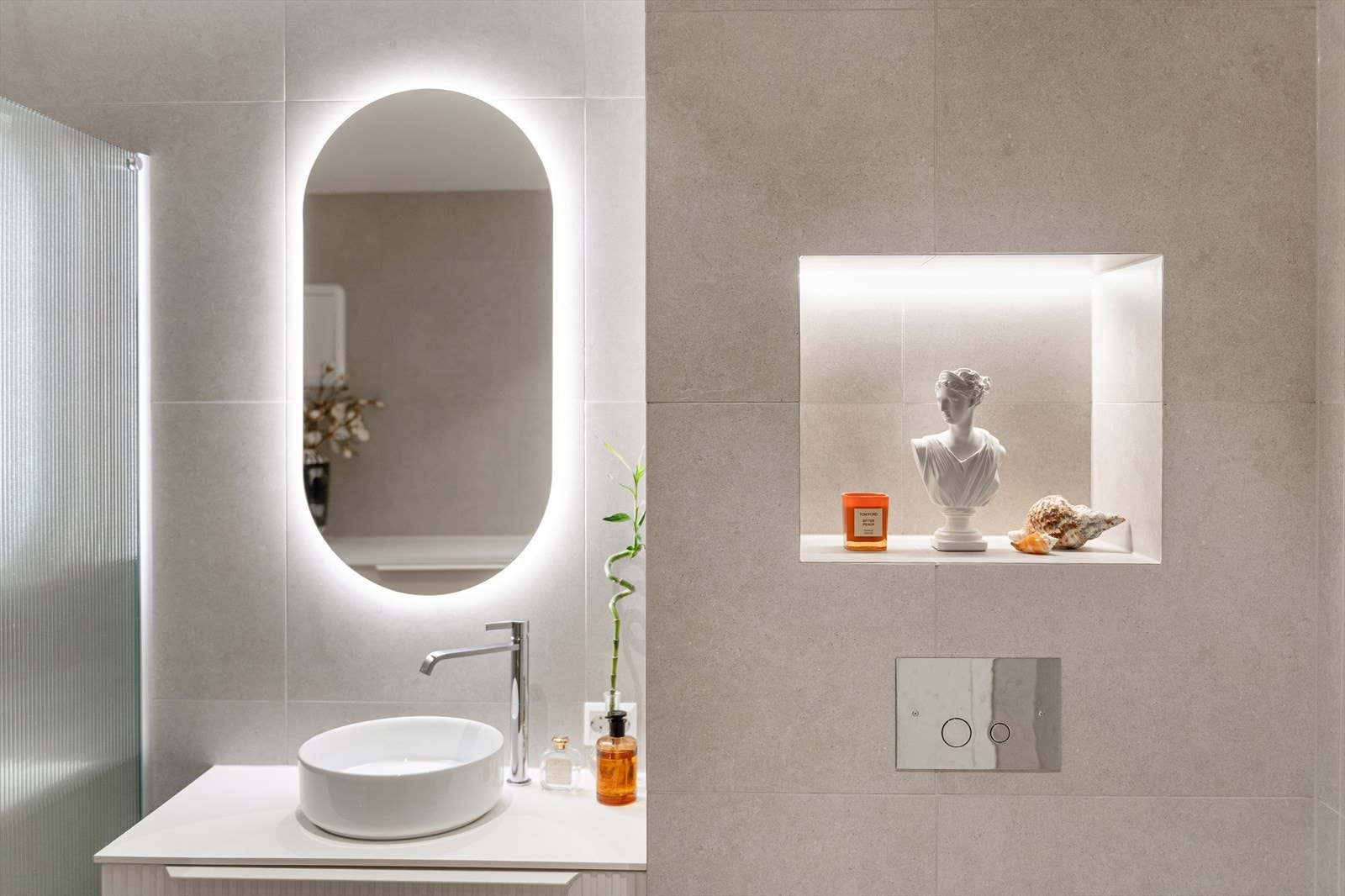 Flotte detaljer som innfelt hylle med lys, speil med lys og kran fra Tapwell Galleribilde