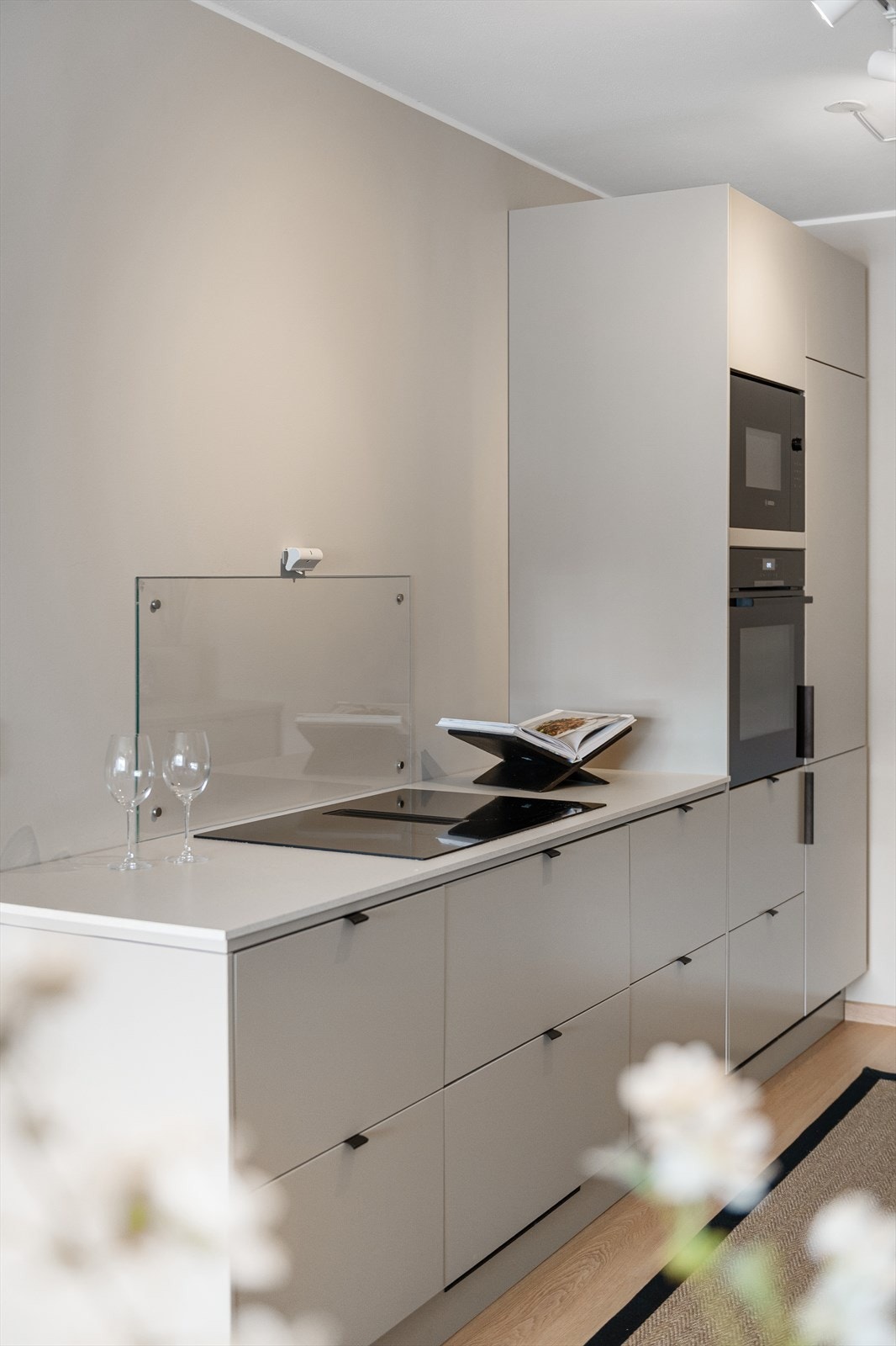 Kjøkken med mye skapplass og mange skuffer Galleribilde