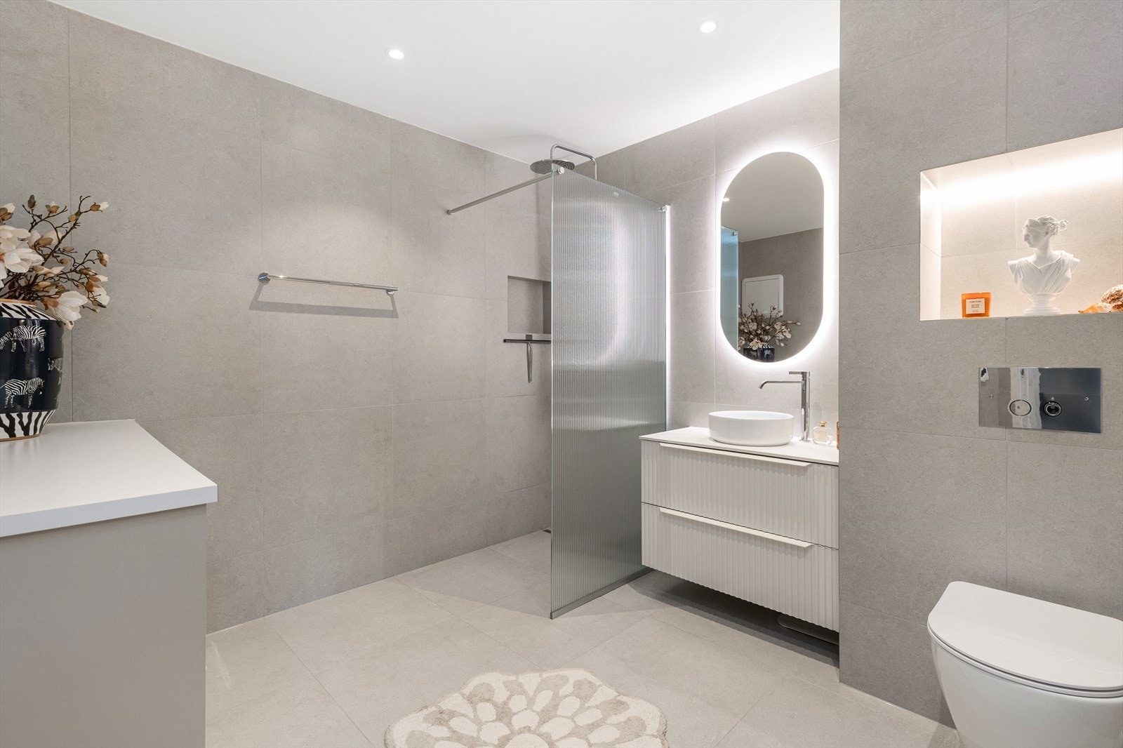 Delikat baderom som i likhet med resten av leiligheten ble pusset opp i 2025 med store lekre fliser og moderne baderomsinnredning Galleribilde