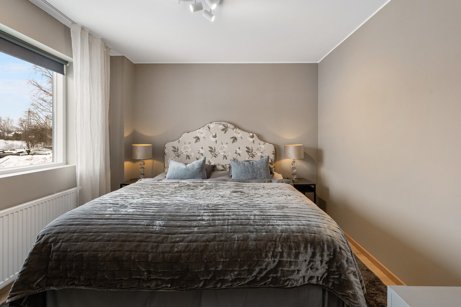 Hovedsoverom med god plass til dobbeltseng Galleribilde