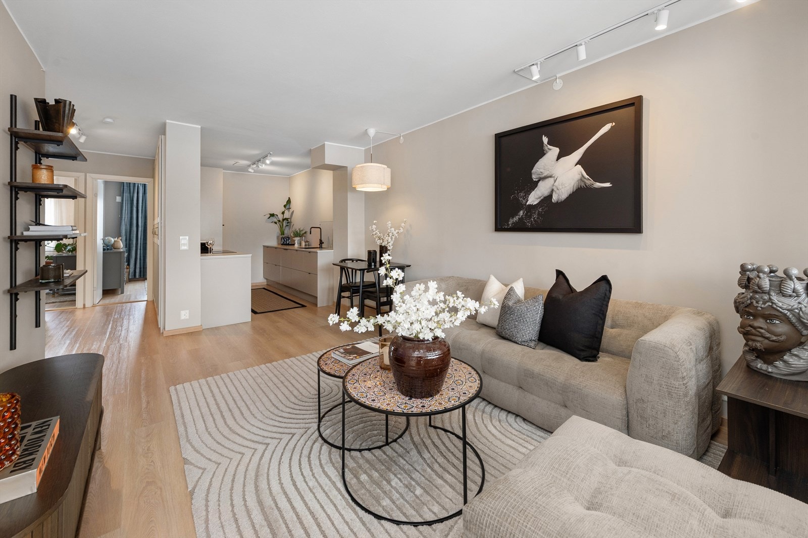 Romslig og lys 4-roms leilighet malt i tidsriktige og moderne farger Galleribilde