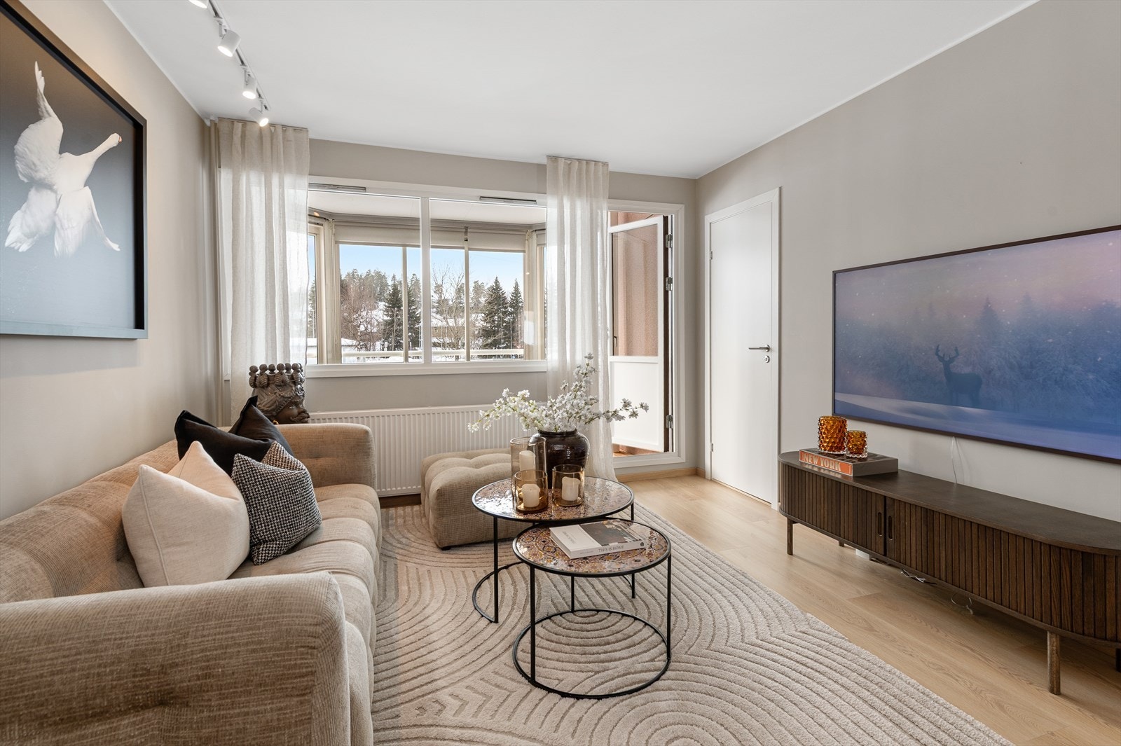 Stue med utgang til innglasset balkong Galleribilde