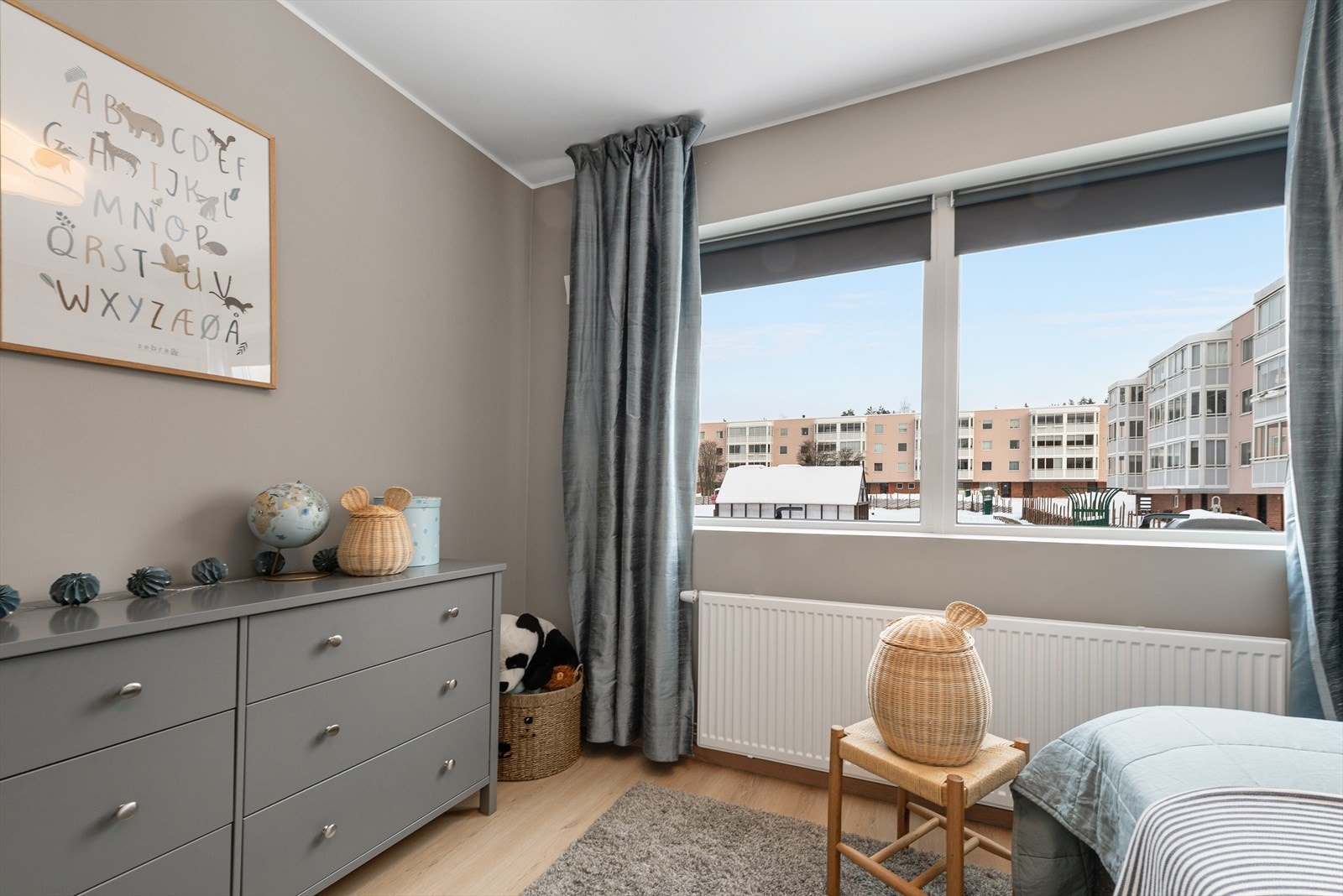 Soverom II med hyggelig utsyn mot bakgård og fellesområde Galleribilde