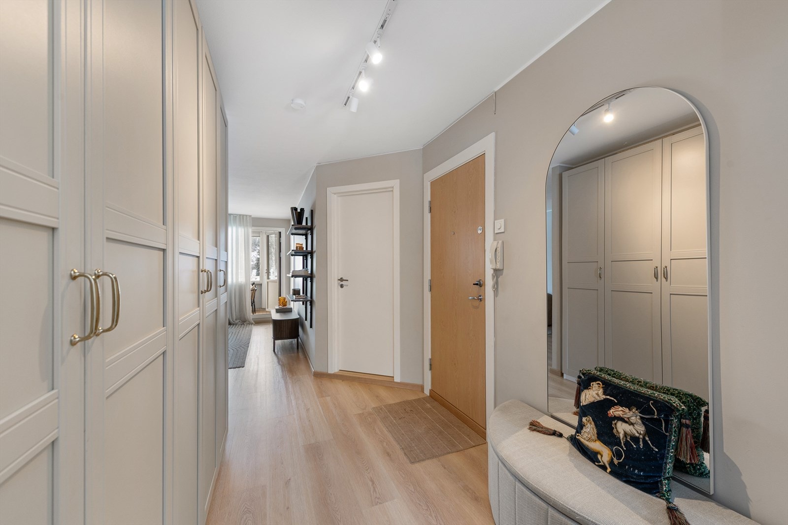 Entré/ gang med smarte innredningsvalg Galleribilde