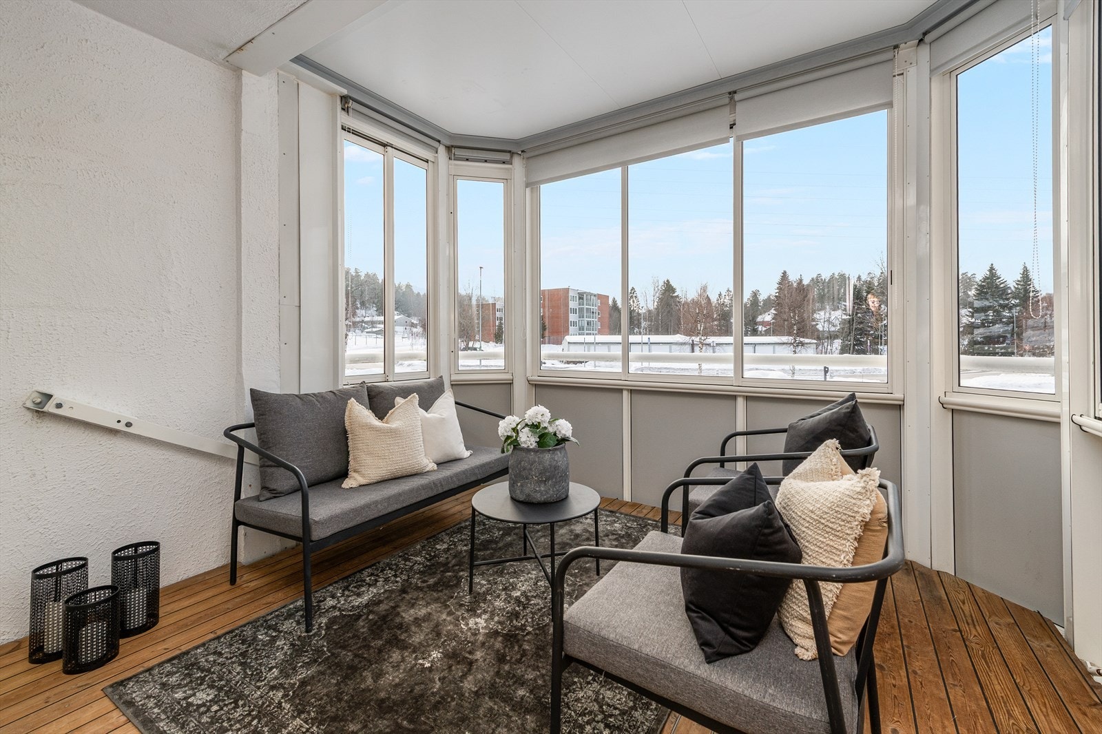 Fra stuen er det utgang til en innglasset og hyggelig balkong med fritt utsyn Galleribilde