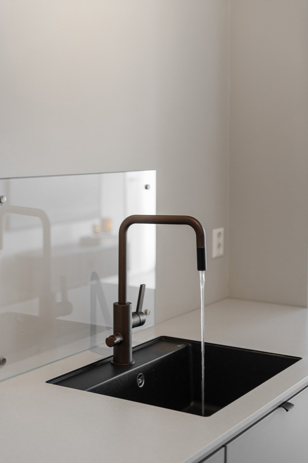 Påkostede detaljer som Tapwell blandebatteri og underlimt kum Galleribilde