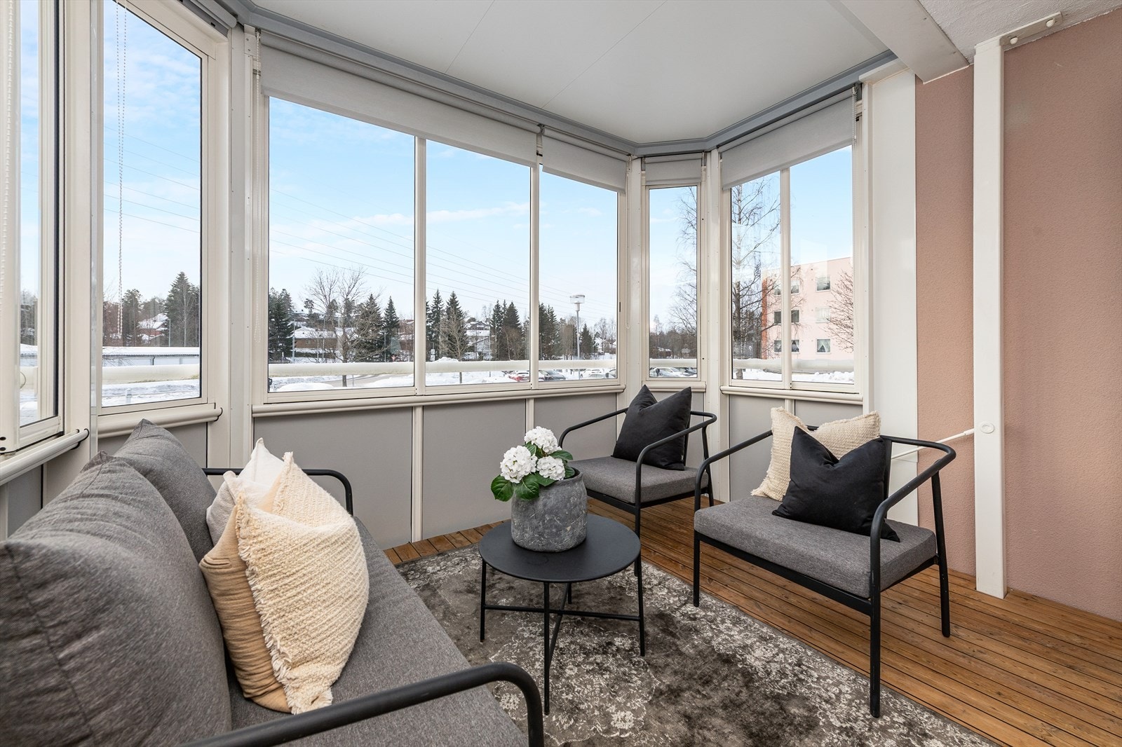 Innglasset balkong som gir en fin forlengelse av stuen Galleribilde