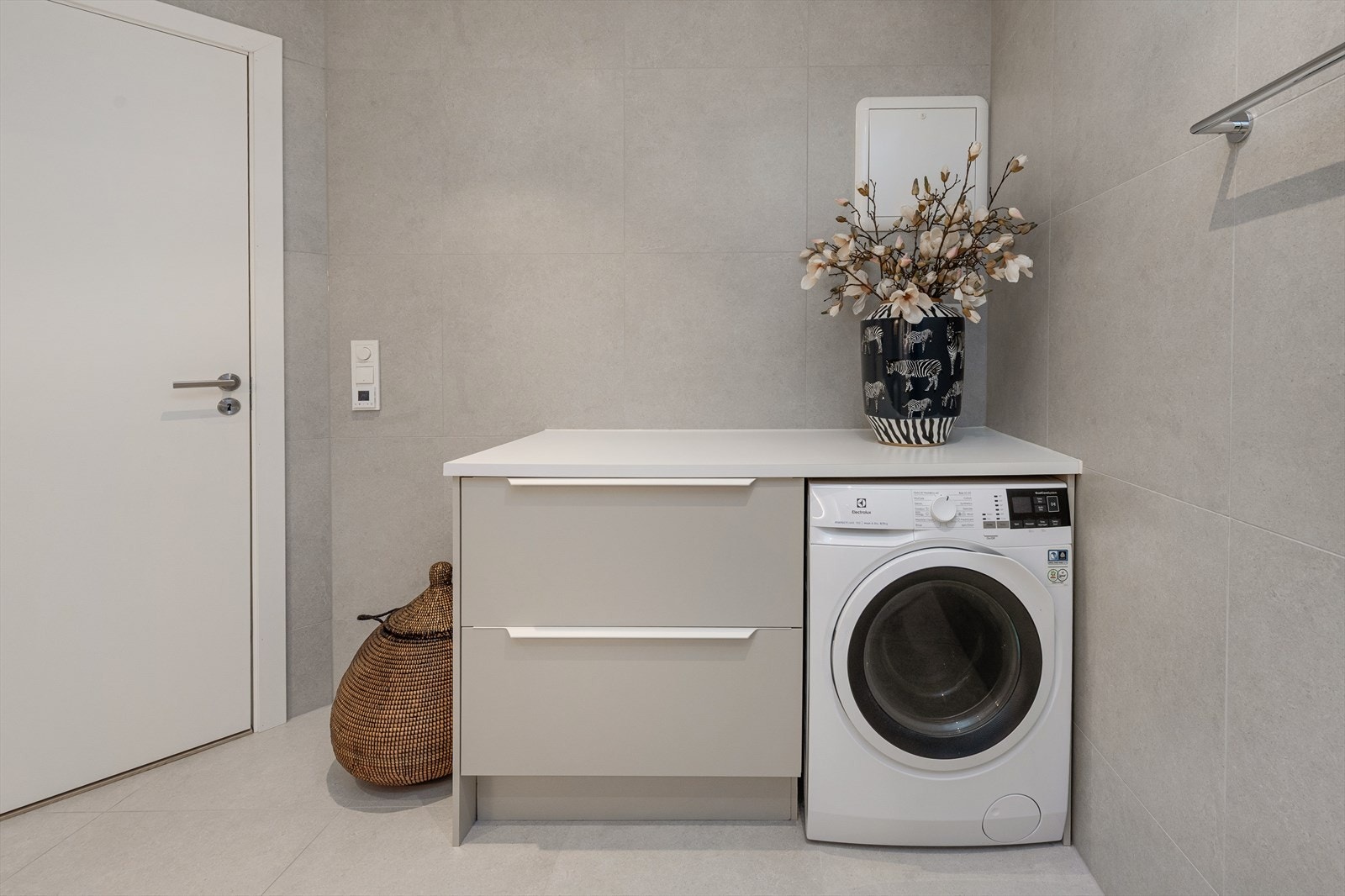 Praktisk vaskeromsinnredning i samme stil som kjøkkenet Galleribilde