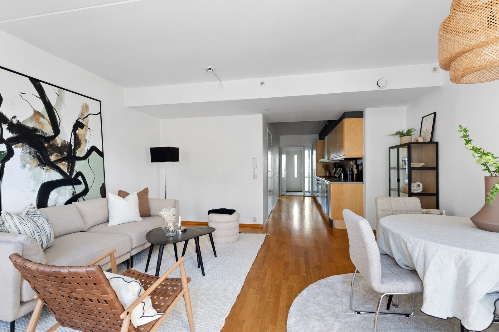 Spisestuen finner sin naturlige plassering mellom stuen og kjøkkenet. Galleribilde