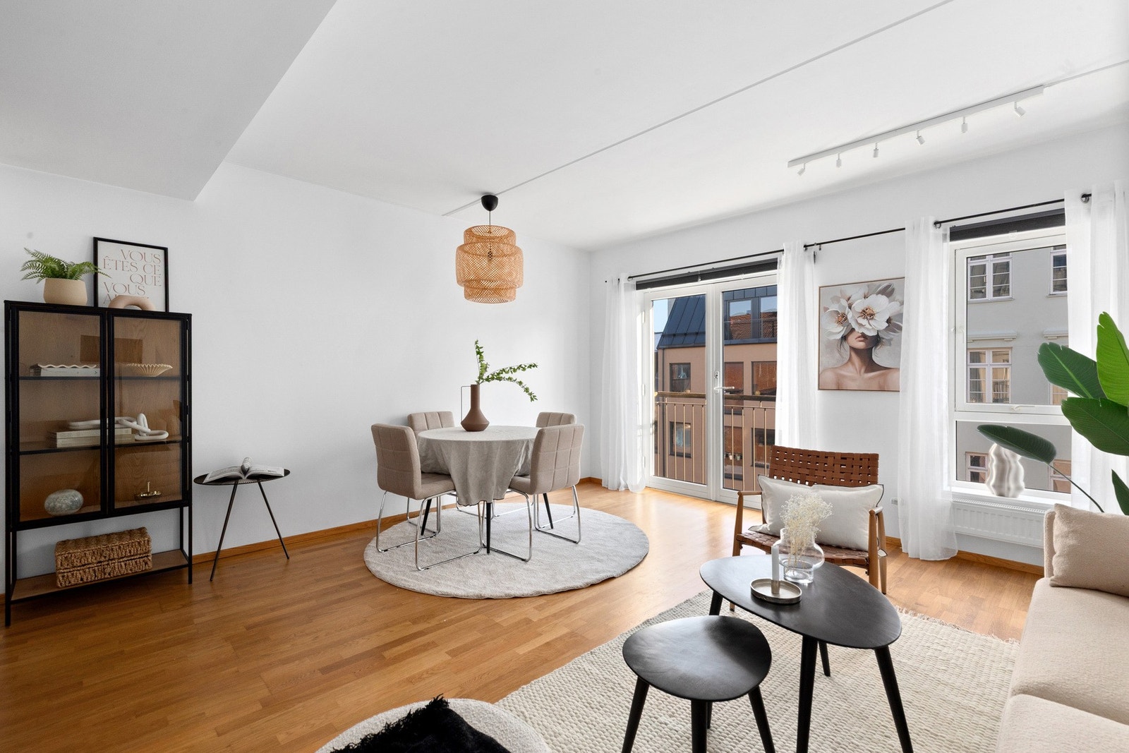 Det medfølger fast parkeringsplass i p-kjeller. Heisen gir deg tørrskodd adkomst opp til din nye leilighet. Galleribilde