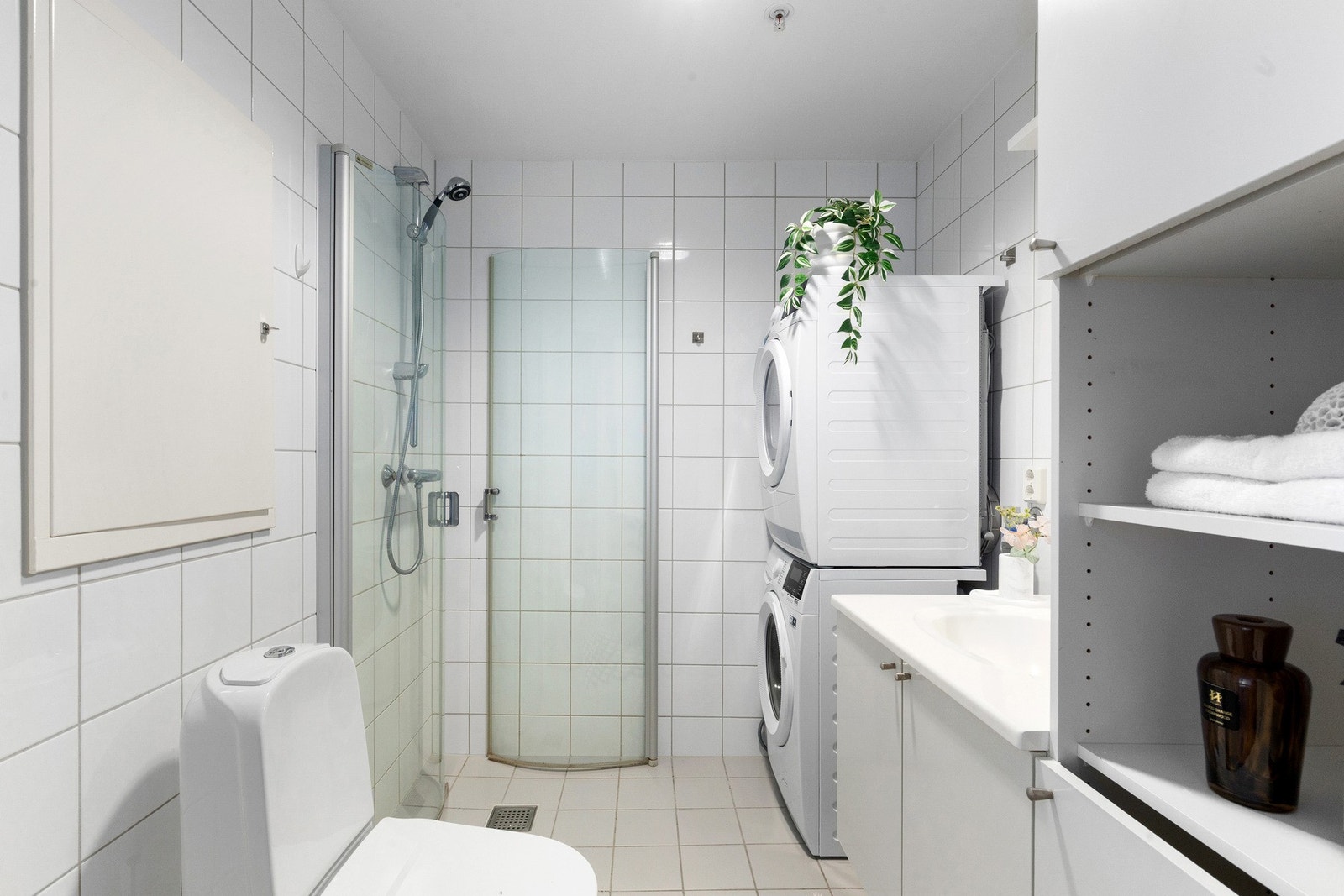 Badet er helfliset og har hvit, tidløs innredning. Galleribilde