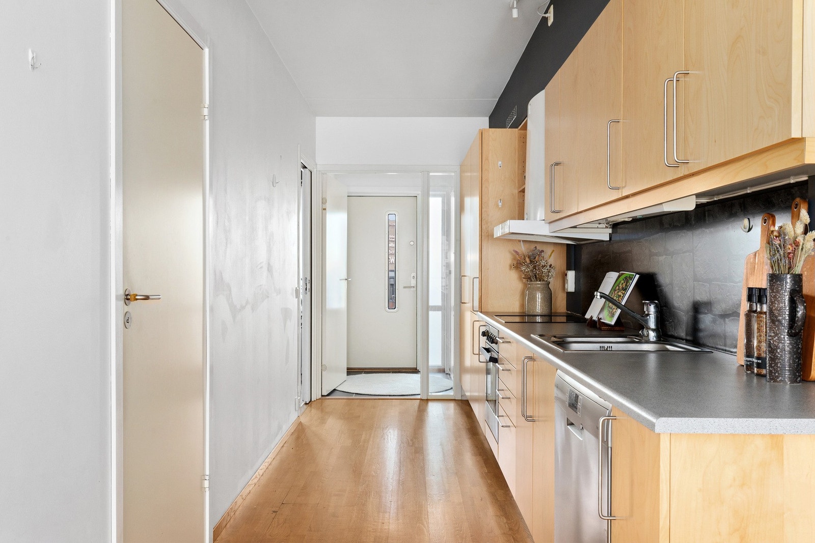 Praktisk kjøkken med slette fronter med gode oppbevarings muligheter i over- og underskap. Galleribilde