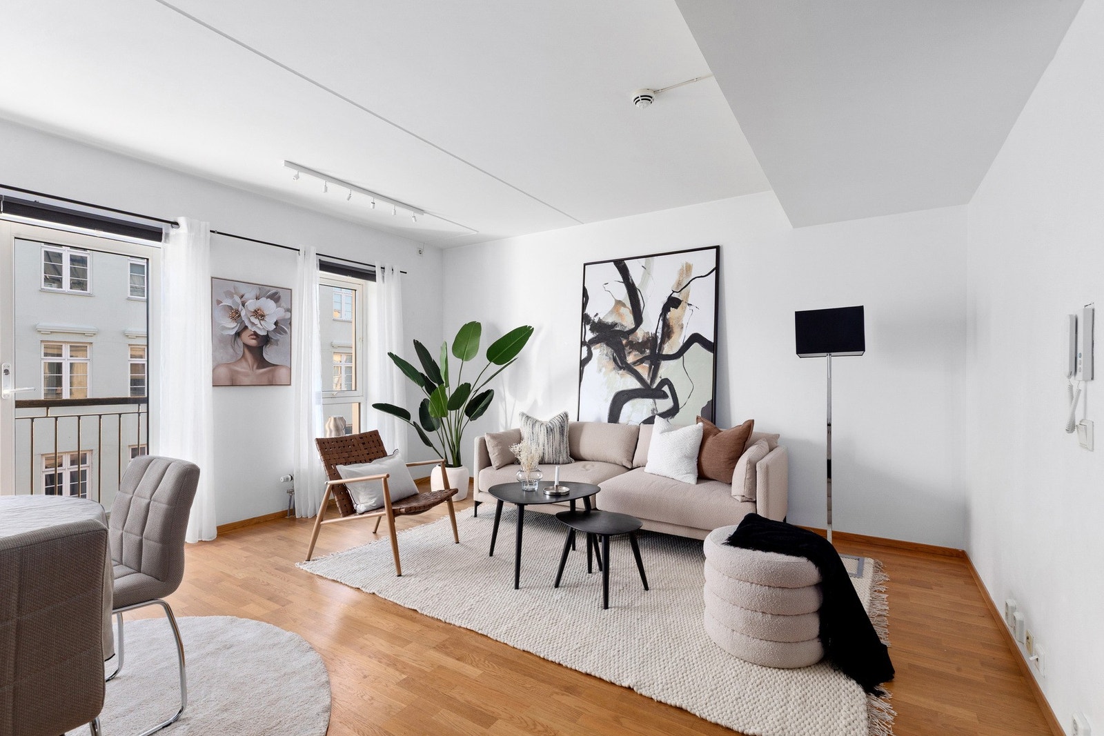 De store vindusflatene gir rikelig med dagslys og den gode takhøyden gir en herlig romfølelse. Galleribilde