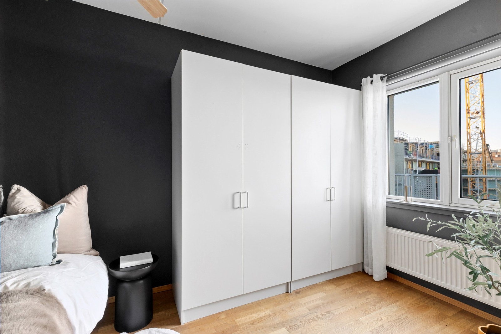 Soverommet vender inn mot rolig bakgård. Galleribilde