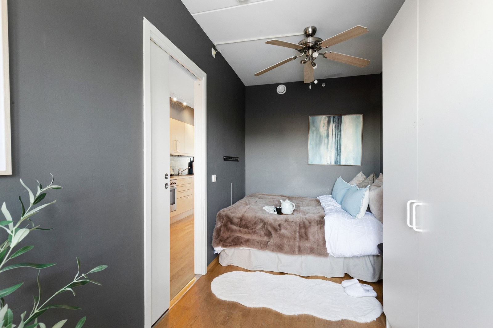 Svært romslig soverom på 9,1 kvm. Garderober medfølger. Galleribilde