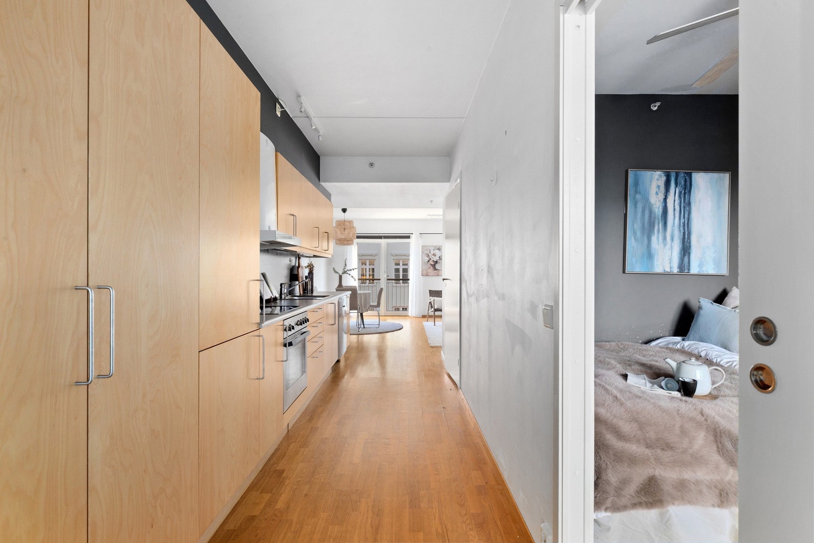 Kjøkkenet er trukket litt tilbake i gangen for at stuen skal bli mest mulig optimal mtp. møblering. Galleribilde