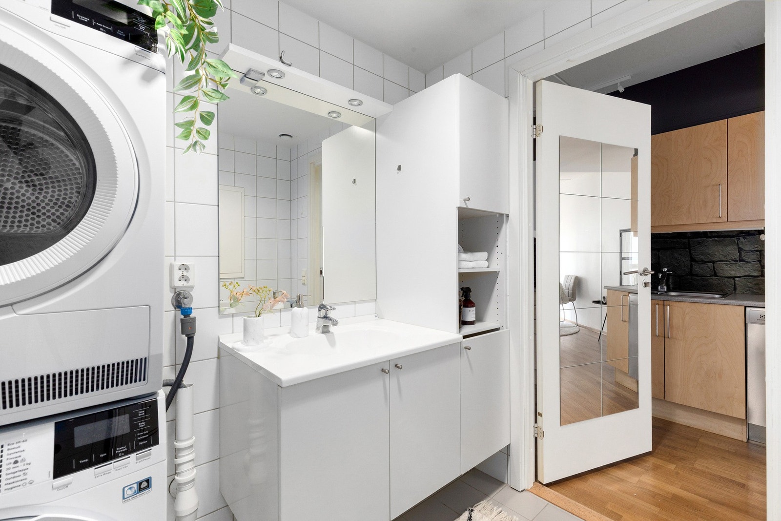 Tiltalende bad med behagelig varme i gulv. Galleribilde