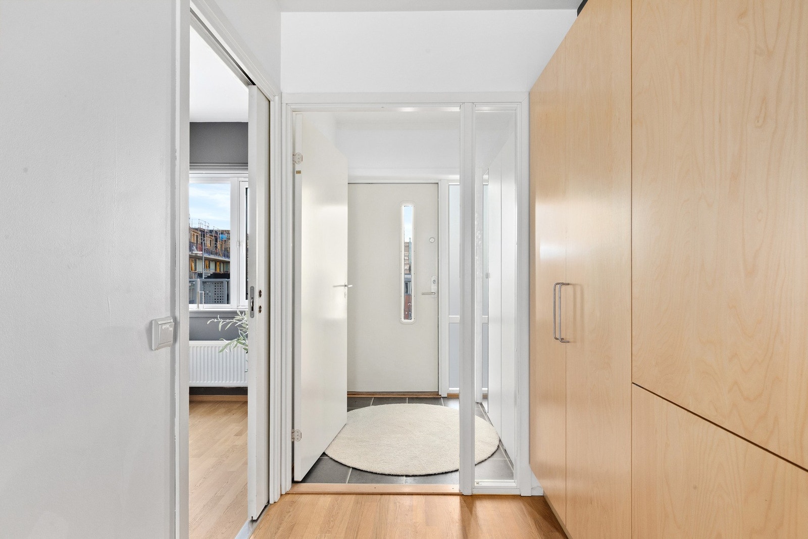 Inngangspartiet/vindfang er flislagt. Fra inngangspartiet kan man følge solen fra ettermiddag til kveld. Galleribilde