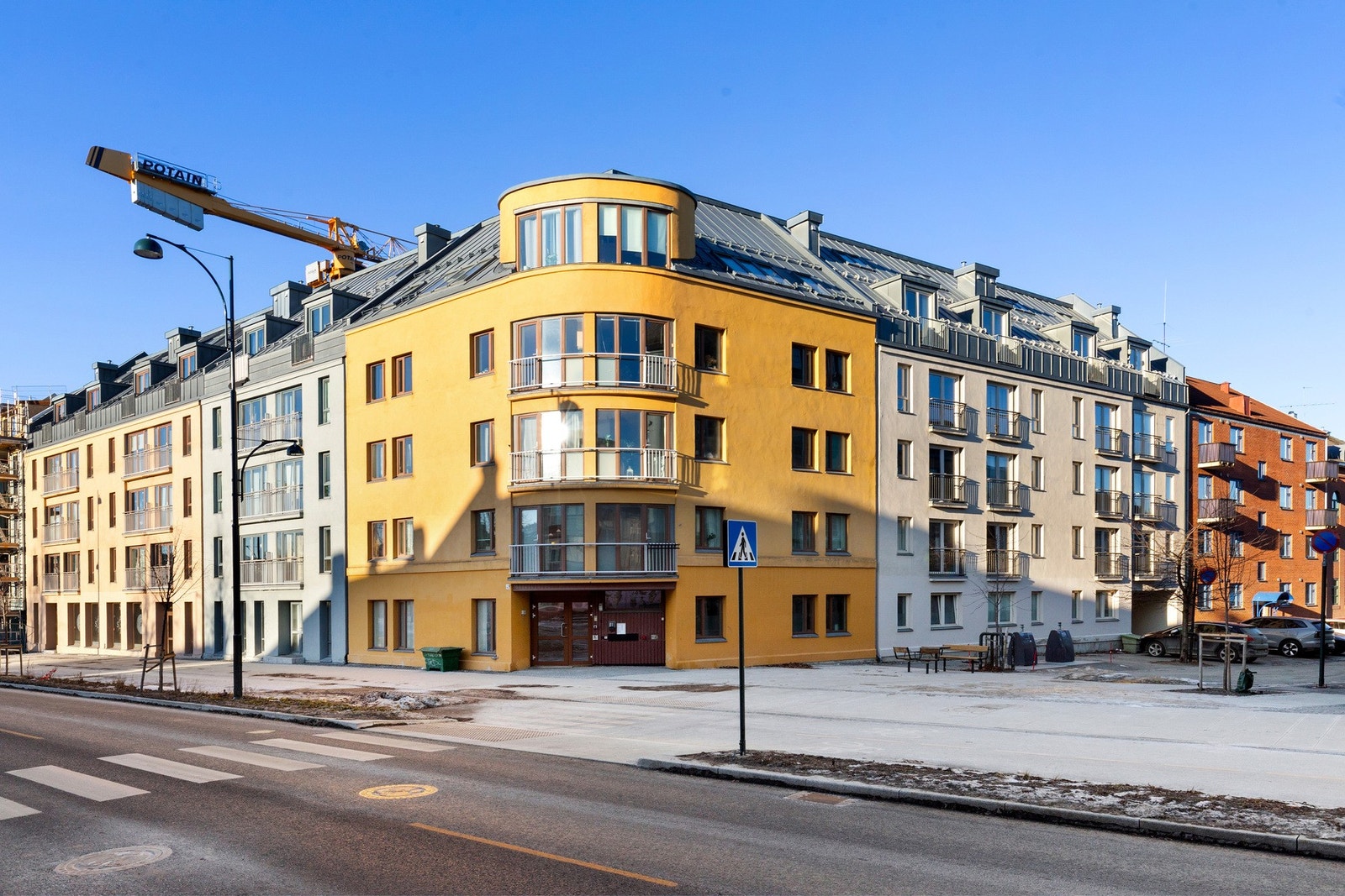 Fantastisk beliggenhet med gangavstand til Solsiden og bykjernen. Et av få bygg i området med nyere byggeår(2006) som bl.a. gir bedre komfort og fasiliteter. Galleribilde