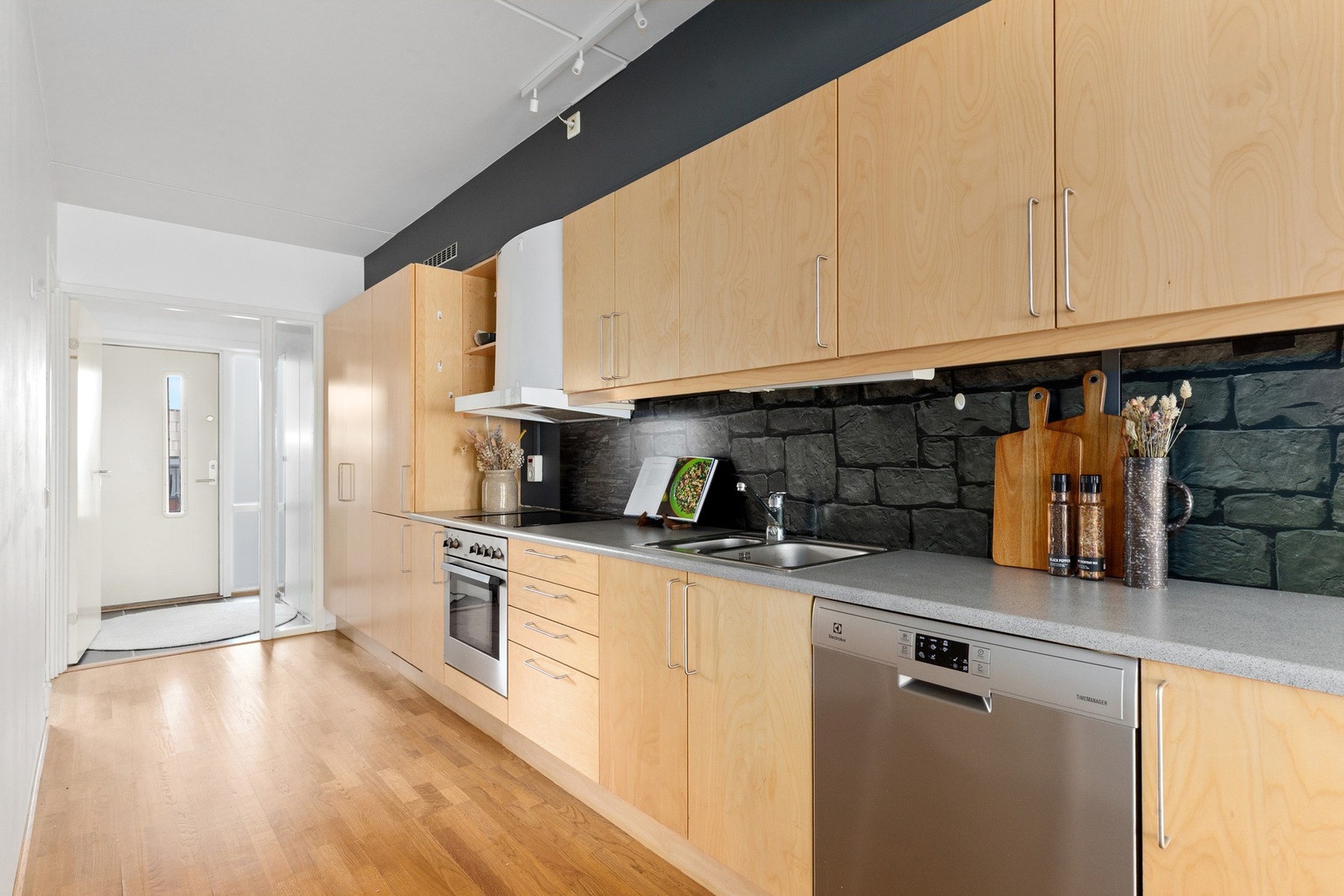 Flott kjøkken med integrerte hvitevarer som medfølger. Mekanisk avtrekk over stekesonen. Vurdert til TG1 av takstmann. Galleribilde